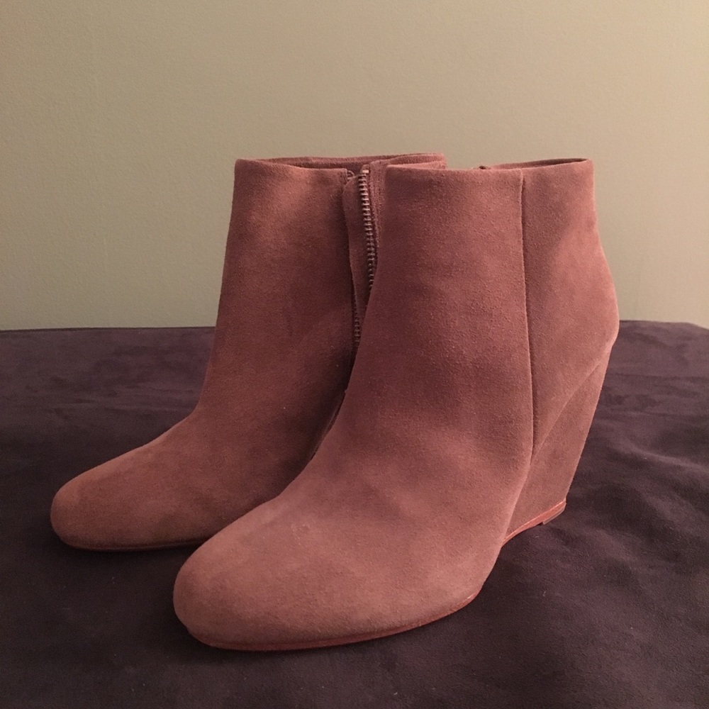 Never worn! Joie 37 tan suede booties